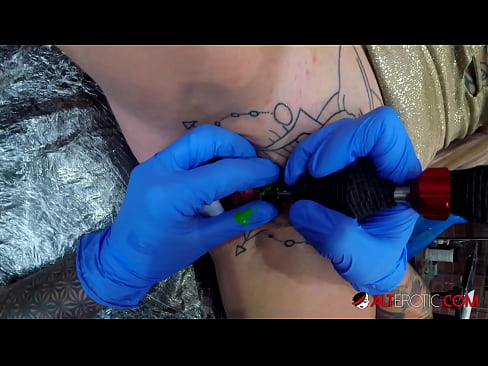 ❤️ Nagpa-tattoo sa kanyang klitoris ang sobrang tattoo na hottie na si Sully Savage ❤❌ Porno sa amin ❤
