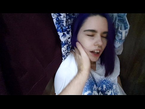 ❤️ Natagpuan ang aking kapatid na babae sa aparador at tinulungan ang kanyang cum ❤❌ Porno sa amin ❤